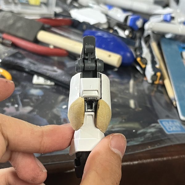 前回からだいぶ経ってしまいましたがだいぶスクラッチするところが終わってきました！あと太もものダクトを作ってからサフへ（7枚目）