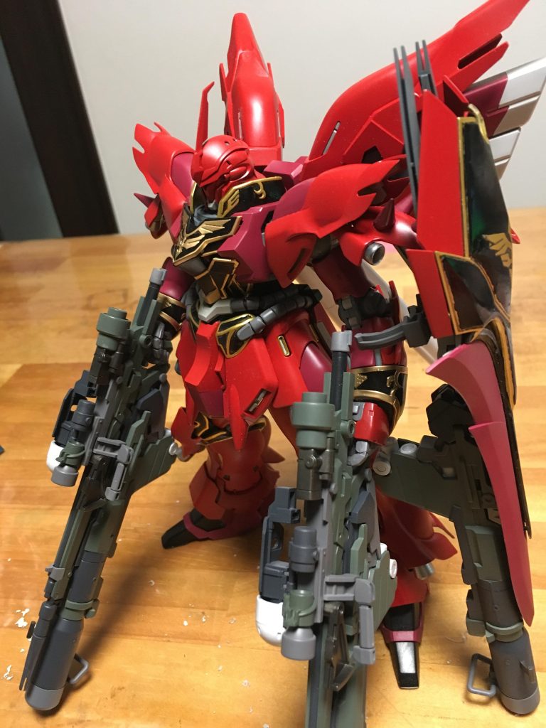 デカール貼る前です。プレーンなシナンジュも好きで、しばらくはこのまま飾ってました。