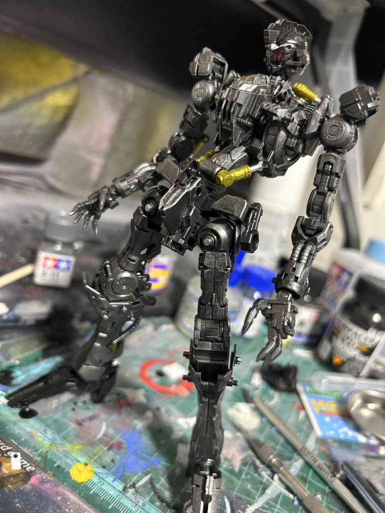 ガンダムフレームはスターブライトアイアンで塗りシリンダー受けはスターブライトプラスで塗りました。またこの段階でシルバーで軽ーくドライブラシしてます。