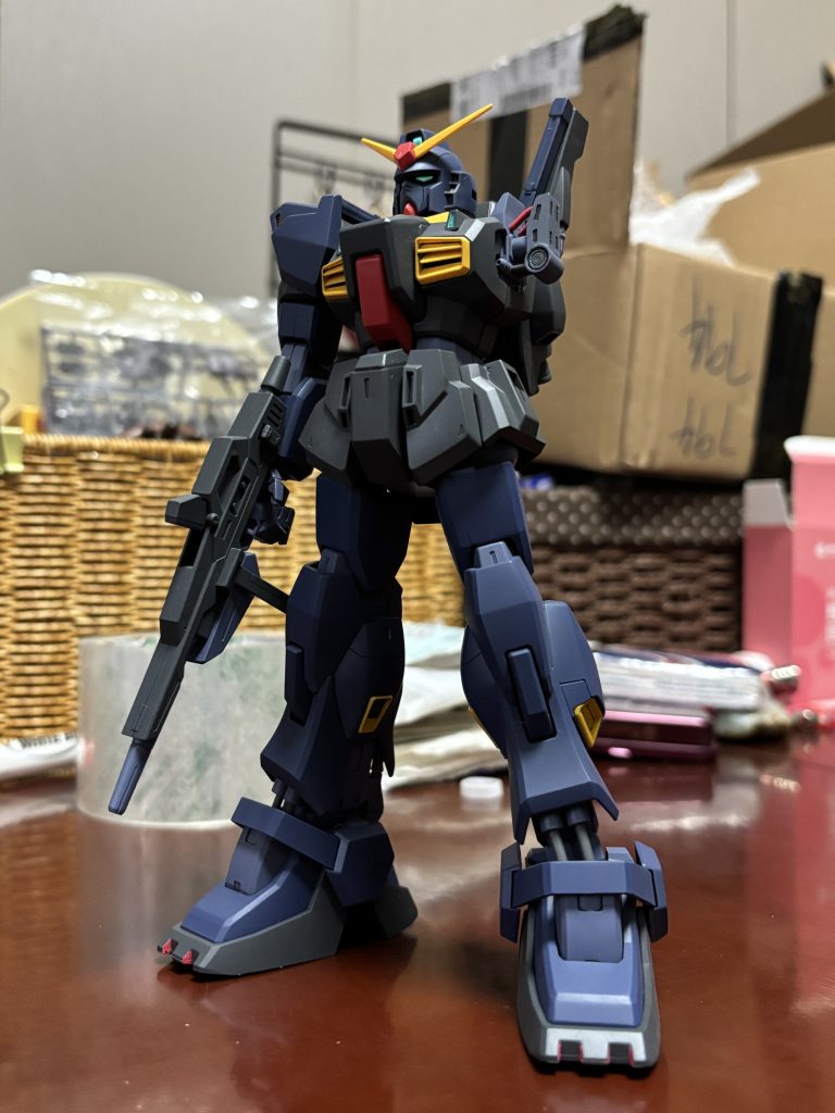 プラ板とプラ棒を使って左肩のフレームを作り、全体を塗装して、ほぼ二日で完成させました。あまり時間かけずに作ったため、雑なところ多めです…