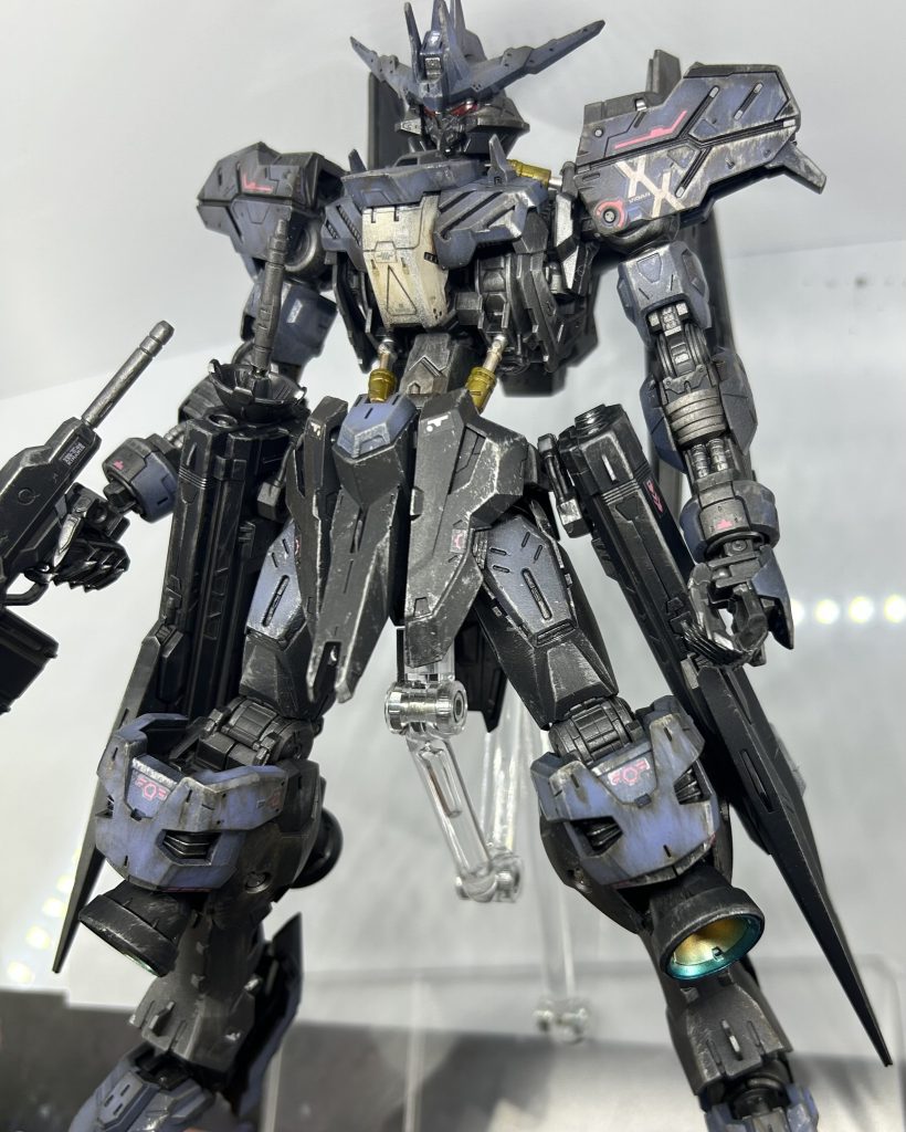 外装パーツですが、水色の部分はナスカカラーのミリオンブルーとMSライトブルーで調色。黒のパーツはシルバーでドライブラシした際に塗膜剥がれがバエル、、失礼「映える」かなと思いガンメタで塗りましたフロントアーマーの赤いパーツはジャーマングレイに変更。足のバーニア4基も赤から焼け塗装に変更しました。