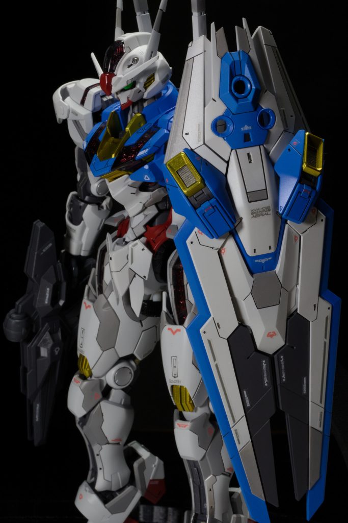 スジボリと、塗分けを頑張りました。ちょっとグレーを濃くしすぎたかな。