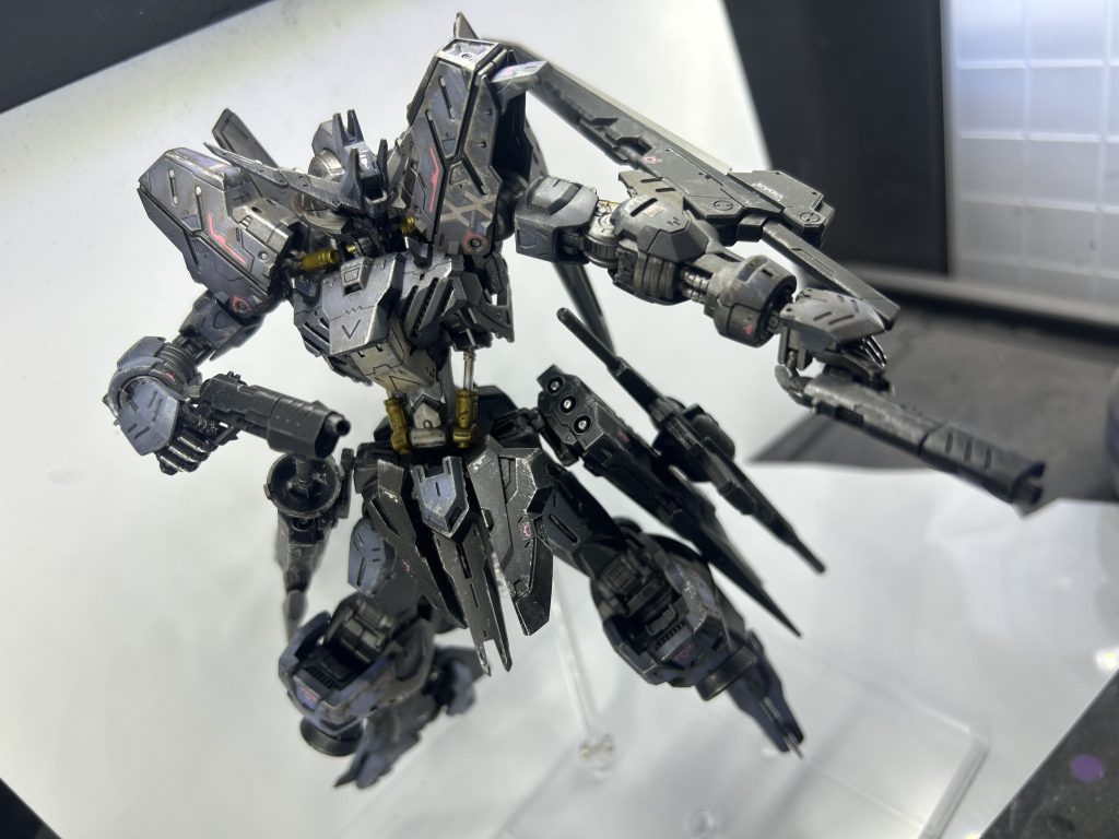 ただ塗装してウェザリングするだけだと味気ないと感じたので左腕にネオジム磁石を仕込み、コトブキヤのウエポンユニットを追加で装備させてみました。鉄血はビーム兵器が存在しない(一部を除いて)ので、この実態剣は理に適ってるとは思います