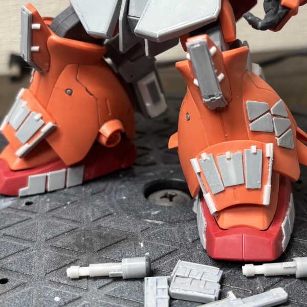 膝下をディティールアップしますた。珍しく曲面をマスキングテープでスジボリしたり、あまりやってなかった貫通させずにパーツ仕込んだり。なかなかええ感じになったかな。（2枚目）