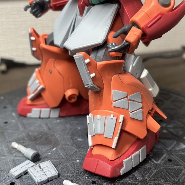 膝下をディティールアップしますた。珍しく曲面をマスキングテープでスジボリしたり、あまりやってなかった貫通させずにパーツ仕込んだり。なかなかええ感じになったかな。（3枚目）