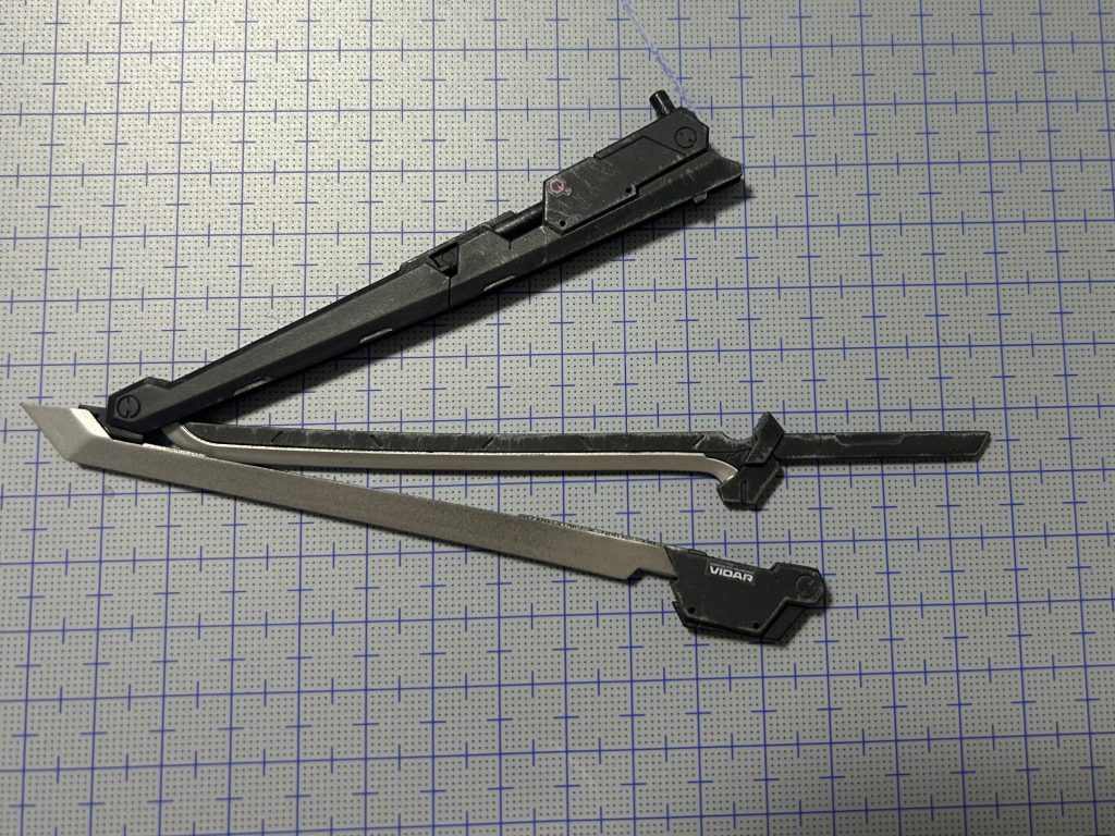 このマスターソード、剣の中に剣を仕込まれている中々厨二心くすぐるデザインとなっております笑