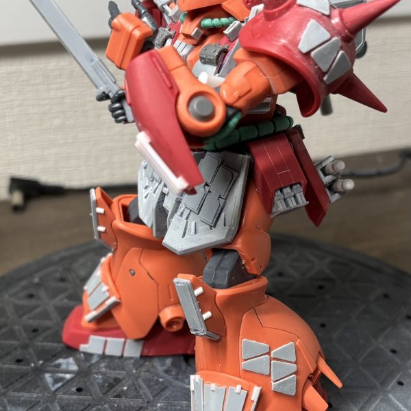 下半身ほぼほぼ完了。フロントスカートもう少しいじるかもしれませんが…。・左のサイドスカートをマガジンフォルダに・リアスカートにグレネードを懸架できるように・太ももあたりにスジボリ追加・フンドシ、リアのスカート真ん中にもディティール追加右側が重量過多なので、バックパックに追加兵装作ろうかなぁ…。（2枚目）