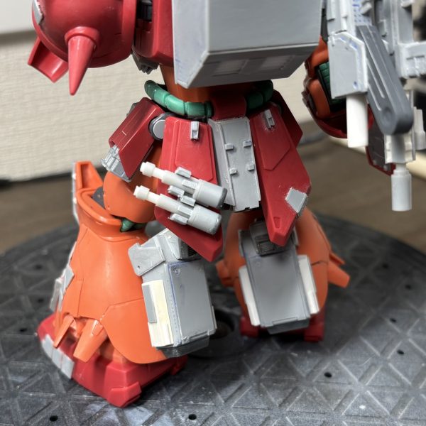 下半身ほぼほぼ完了。フロントスカートもう少しいじるかもしれませんが…。・左のサイドスカートをマガジンフォルダに・リアスカートにグレネードを懸架できるように・太ももあたりにスジボリ追加・フンドシ、リアのスカート真ん中にもディティール追加右側が重量過多なので、バックパックに追加兵装作ろうかなぁ…。（3枚目）