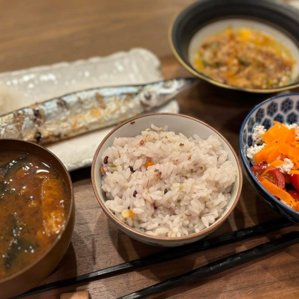 バレーボールおじさん氏から頂きました。あまり趣旨を理解できてるかわかりませんが…歴代の走者？わからない…。私自体に人は興味ないんちゃうんかなと思いつつ…モノを書くのは好きなので徒然なるままに書いてみます。◼︎趣味映画(プラモ再開するまでは年間150くらいレビュー書いてました)料理(ほぼ毎日、土鍋で必ず米は炊きます)ゲームジム通い(週2-3)いきつけのバー(16年くらい行ってます)やらで深酒愛犬(ポメシバ)歌うたまにダーツ◼︎プラモ制作手法Pinterestで兵器、MS、銃器などを眺めたり、映像作品などを観る。どのような戦場で、部隊で活躍した兵器なのかを考えたりして作りたいMSに、適した装備を考える。例えばザクマリーナの場合は、FPSゲームでの海中油田をテロリストに占拠され、海中装備をした部隊が潜入。制圧するのを観たのを思い出す。じゃあMSでは海中から上陸後に即座に作戦するようなのはゼーズールであったが…装備が少なすぎるなぁ…ということで過去の戦争などの上陸作戦の動画や資料を漁る。水中銃の歴史を観たのでダートガンを装備したいが、ザクマシンガンと切り替えするようなものにしたいなぁ。昔は機雷はかなり有用な兵器だったのか、是非装備したい。アイアンネイルは故障が多いという設定を観たからネイルが付け替えれるものしないから銛を集合したデザインにしたい…。海中バイクのような推進力を使って陸に上がったら放置したい…。口にはバルブを追加するか、胸部にもバルブ欲しい…。という感じで、大体装備を想像してから本体デザインを考えてます。銛は三本だと…トライデントだな。トライデントの由来はポセイドンか。ザクなのにポセイドンというミスマッチなネーミングいいなぁ。どう感じで背景を想像し始め肉付けしながらスクラッチをしています。◼︎マイルール基本的に弾切れが戦線の継続性がなくなってしまうのは納得がいかないので、マガジンは複数持たせる。マガジンを取り替えるのは利き手の反対にあるべき。装備は可動域に全て懸架できないと整合性が取れないのが嫌。上記はルールというより主義なので徹底しています。あとはMS単体でも成り立たせてはいるが、基本小隊単位で存在する前提です。 というように理屈っぽい人間です。プラモは気乗りしない時はゲームしたり、酒飲んだり、映像作品を眺めたり、体動かしたり、犬愛でたり、兎角違うことすると浮かぶインスピレーションを大事にしてますね。ちなみにスクラッチ以外の工程は本当は嫌いです。塗装はしょっちゅう心折れそうです。ウェザリングだけは楽しい…。 こんな感じでいんでしょうかね。次のバトン…どうしよ…。※積みプラ撮ってみましたが、ガンタンクなんで2個買ったんだよぉお※飯テロ画像追加（3枚目）