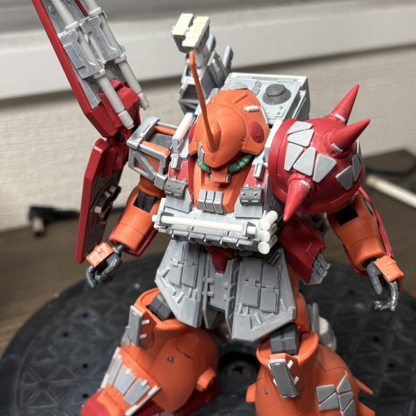 バックパックのスクラッチがほぼ完了。自分の技量が上がったのが分かる…こういう戦車やボトムズのようなディティールを背中に背負わせたかったんです。イメージはあったけど、初めて具現化できました。もっと精度をあげたり、メッシュ採用したりと、今後も課題はありますが、かなり自身ではできるようになったことが喜ばしいです！地味にヒートソードを底部に格納できます。（3枚目）