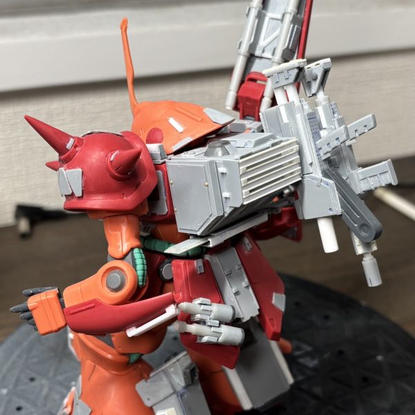 バックパックのスクラッチがほぼ完了。自分の技量が上がったのが分かる…こういう戦車やボトムズのようなディティールを背中に背負わせたかったんです。イメージはあったけど、初めて具現化できました。もっと精度をあげたり、メッシュ採用したりと、今後も課題はありますが、かなり自身ではできるようになったことが喜ばしいです！地味にヒートソードを底部に格納できます。（4枚目）