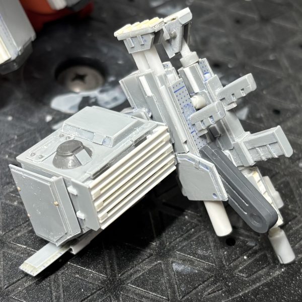 バックパックのスクラッチがほぼ完了。自分の技量が上がったのが分かる…こういう戦車やボトムズのようなディティールを背中に背負わせたかったんです。イメージはあったけど、初めて具現化できました。もっと精度をあげたり、メッシュ採用したりと、今後も課題はありますが、かなり自身ではできるようになったことが喜ばしいです！地味にヒートソードを底部に格納できます。（2枚目）