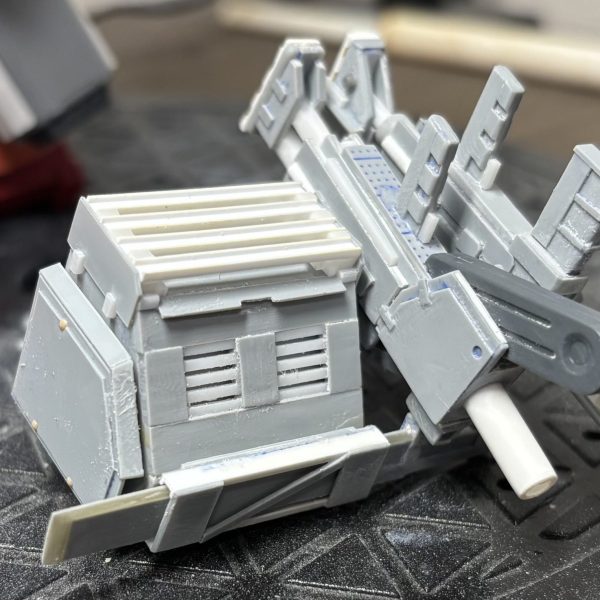 バックパックのスクラッチがほぼ完了。自分の技量が上がったのが分かる…こういう戦車やボトムズのようなディティールを背中に背負わせたかったんです。イメージはあったけど、初めて具現化できました。もっと精度をあげたり、メッシュ採用したりと、今後も課題はありますが、かなり自身ではできるようになったことが喜ばしいです！地味にヒートソードを底部に格納できます。（1枚目）