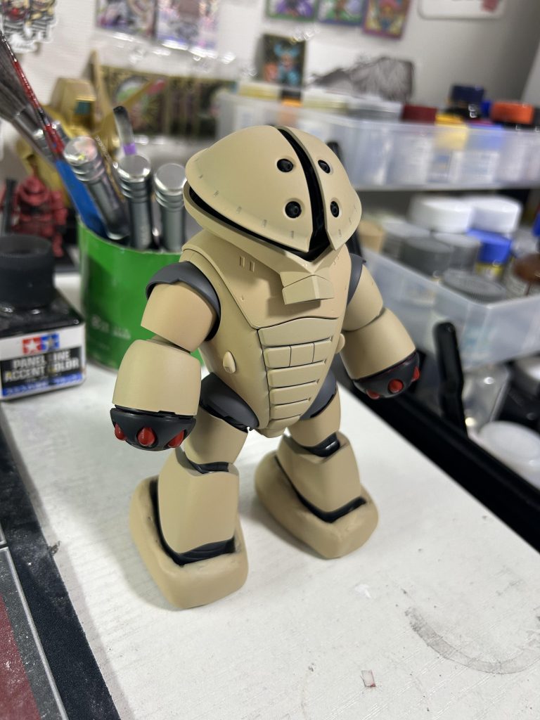 下地塗装をしてデザートカラーで塗装した状態です。この上からカーキグリーンと赤褐色で迷彩塗装しました。それにしてもデザートカラー単色状態も可愛いですね笑