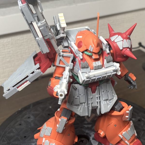 シールドをリアクティブ装甲貼り付けにしようかと思ったのですが、せっかくなので今までやったことのない手法にしてみました。外部装甲板をフレーム付けて追加することで、浮いている追加装甲が被弾時にひしゃげて衝撃吸収するようなイメージにしています。右半身の重力過多…すぎないか？（2枚目）