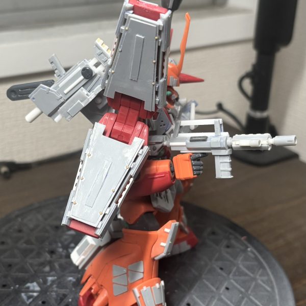 シールドをリアクティブ装甲貼り付けにしようかと思ったのですが、せっかくなので今までやったことのない手法にしてみました。外部装甲板をフレーム付けて追加することで、浮いている追加装甲が被弾時にひしゃげて衝撃吸収するようなイメージにしています。右半身の重力過多…すぎないか？（3枚目）