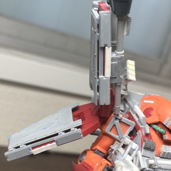 シールドをリアクティブ装甲貼り付けにしようかと思ったのですが、せっかくなので今までやったことのない手法にしてみました。外部装甲板をフレーム付けて追加することで、浮いている追加装甲が被弾時にひしゃげて衝撃吸収するようなイメージにしています。右半身の重力過多…すぎないか？（4枚目）