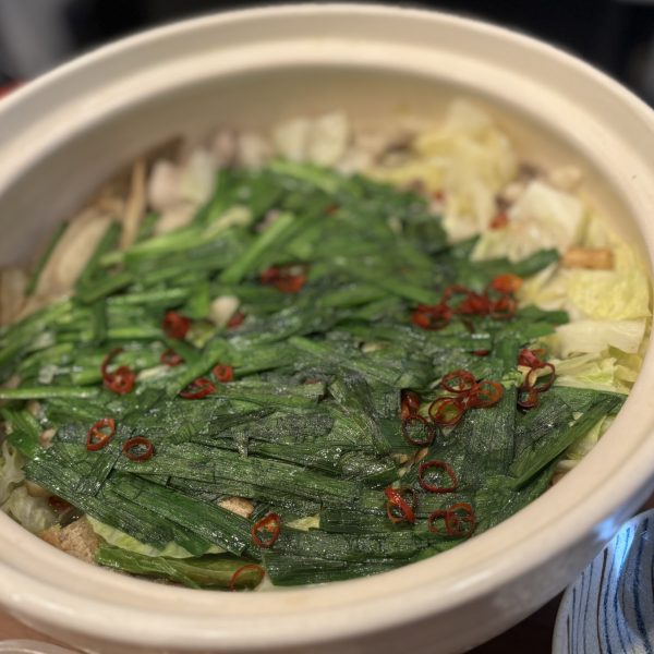 基本塗装中、マスキングすれば剥げて泣きながら補修。塗装ほんま下手というか、サーフェイサーもう少し試そうかな…。白サフとか使わないと鮮やかな黄色でないしまぁ霞んでるの好きなんですが(zaku-kao4)下処理が十分じゃないからサーフェイサー剥げるのか…試行錯誤をもっとしないと飯テロ先日スーパーでいい感じのモツが売ってたので、食す前日に下処理と出汁取ってもつ鍋したんですが、安くて美味しい。やっぱりスリゴマがぱっと遠慮なく放り込めたり、味変も自由自在の自宅は最強ですな。（2枚目）