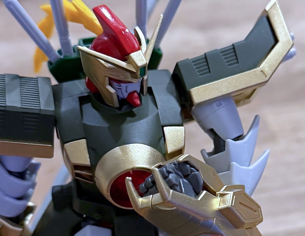 素組だと腕が全然動かない、ので上腕などの装甲を一部切り欠いて可動域を少し確保。弁髪は可動させようと思いながら未着手なので塗装もまだしてません。