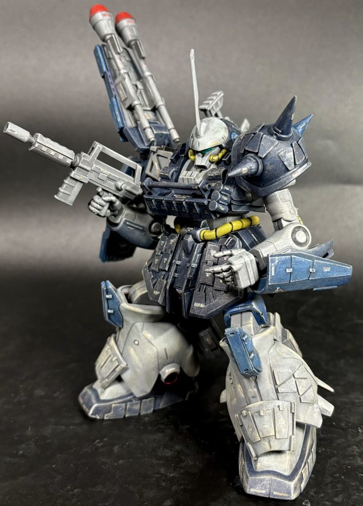 連邦カラーリングとしてグレーと二種の青で塗装されたモノアイはお偉い様方が嫌がるのでしかたなくバイザーに変更されています