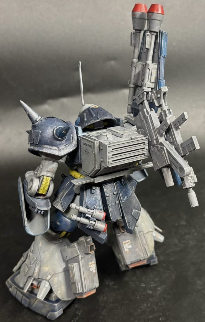 バックパックは地上戦のものに改修され、底部にはヒートソードと右側には二丁の銃も懸架可能