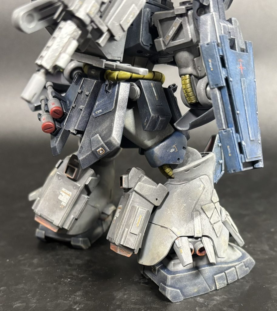 脹脛には追加ブースター、股間部分にも3機のスラスターと足裏にもバーニアがあるためドムのような滑るような機動が確保できる