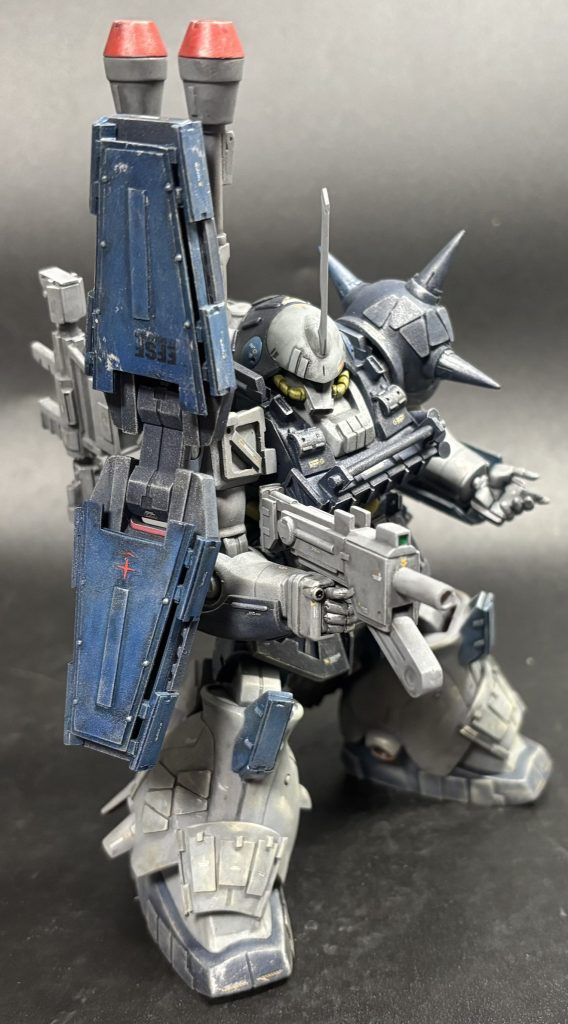 シールドの追加装甲は直撃時には、ひしゃげることでエネルギーを逃す構造となっているため防御性に優れるビームライフルはもともとの機構からそこまで変化はないが、メンテナンスのしやすさや取り回しの向上を図っている