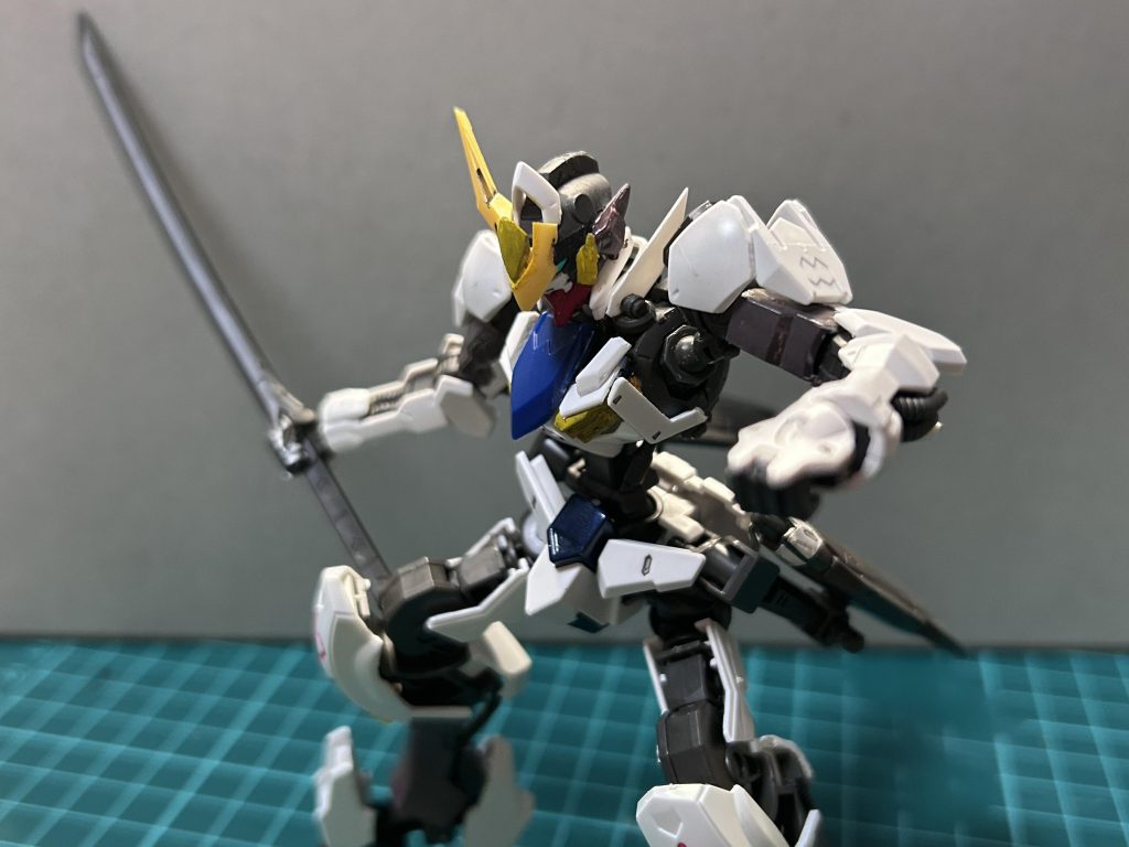 ありったけのパーツを使ったのもあり、右肩の保持がクタクタになってしまいました