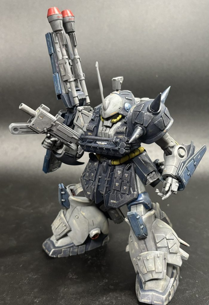 ビームライフルは本体の出力で賄えるため、マガジンはひとつ、実弾の予備マガジンは左腰アーマーに3個格納