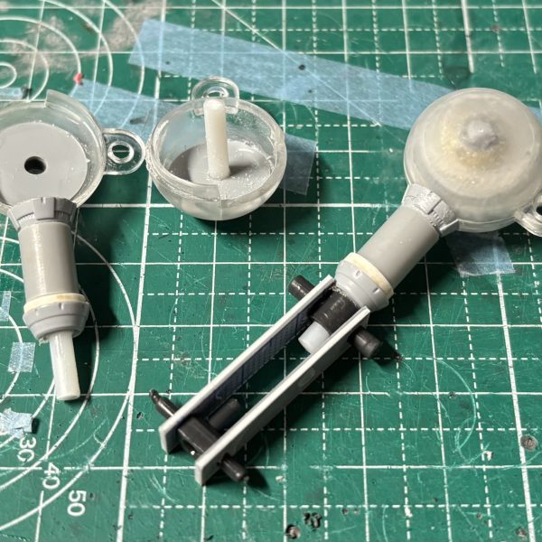 次回作を悩んでいたのですが、amazonでええ感じのプラスチック球体が売っていたので、前々からやりたかったフルスクラッチを開始しようかなと…。とりあえず肩から二の腕のパーツが形になったのでフレームとなる前腕仮に付けて長さみてます。なんで二の腕から始めたのって感じですが球体に可動パーツ作り込めるか不安だったので、真ん中に平行な棒を付けることがでけたので始めようかなと。（3枚目）