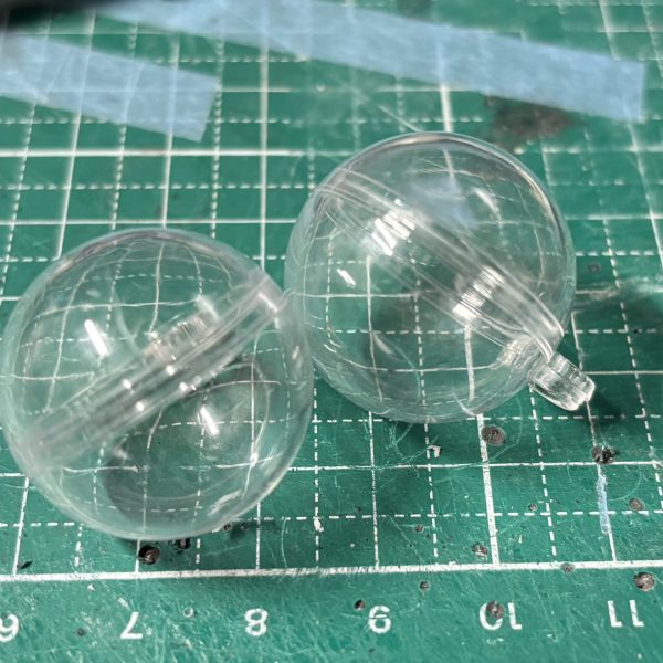 次回作を悩んでいたのですが、amazonでええ感じのプラスチック球体が売っていたので、前々からやりたかったフルスクラッチを開始しようかなと…。とりあえず肩から二の腕のパーツが形になったのでフレームとなる前腕仮に付けて長さみてます。なんで二の腕から始めたのって感じですが球体に可動パーツ作り込めるか不安だったので、真ん中に平行な棒を付けることがでけたので始めようかなと。（2枚目）