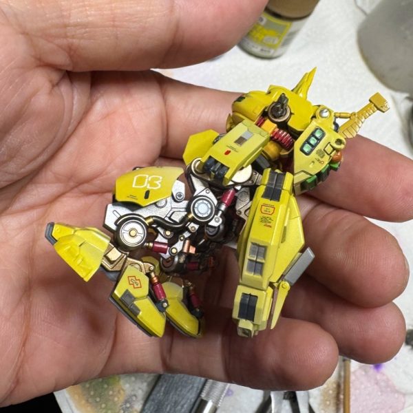 ミニプラの代名詞とも言えるこのシリーズも６弾待ちですが、百式をこつこつと合間見ながら製作しておりました。メインの塗装は終わりディティール追加したり多重グロスコートしたり。どうしてもラッカー系のグロスコートは完全に乾くと厚みが減るので少し時間を置きながら重ねています、ウレタンコートも良いのですが悩ましい所。百式とジオをアップ予定です。（2枚目）