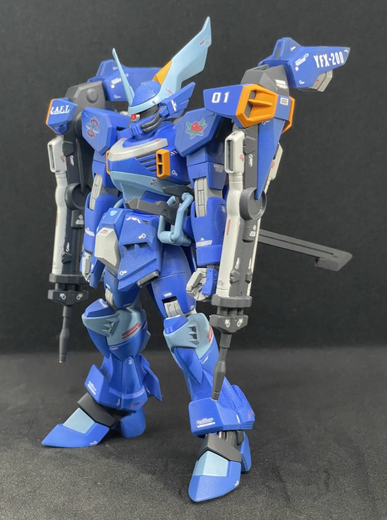 斜め前から。エネルギー砲は先端を変更し口径部を金属パーツに置き換えてます。