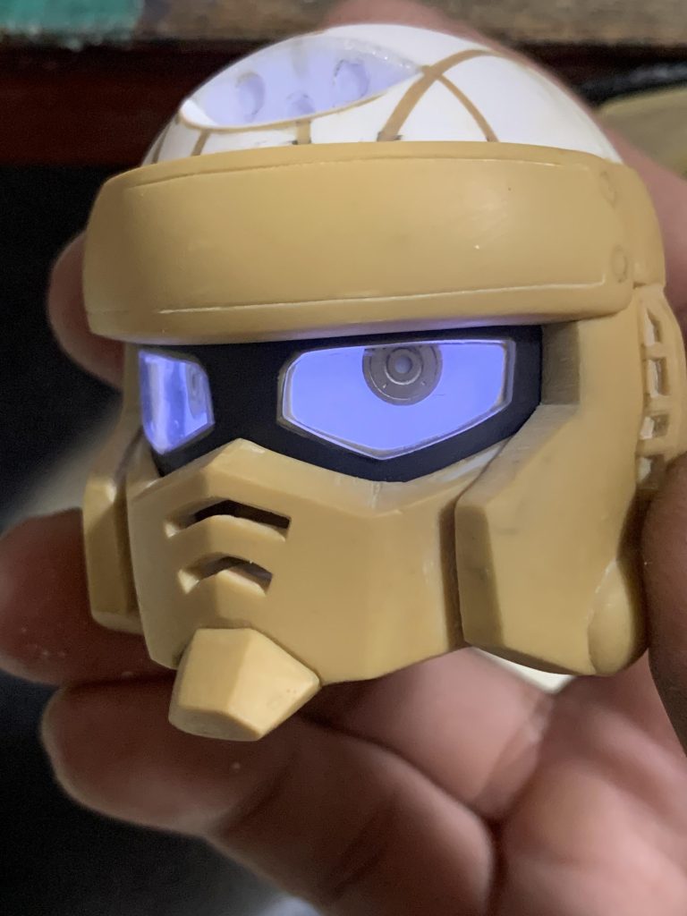 電飾を仕込んだり目のレンズを作っているところ