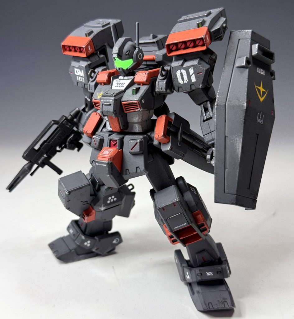 フロントビュー。ジムIIIとヘイズルをメインキットとし、30MMのパーツで肩幅の拡張とディテールアップをしています。