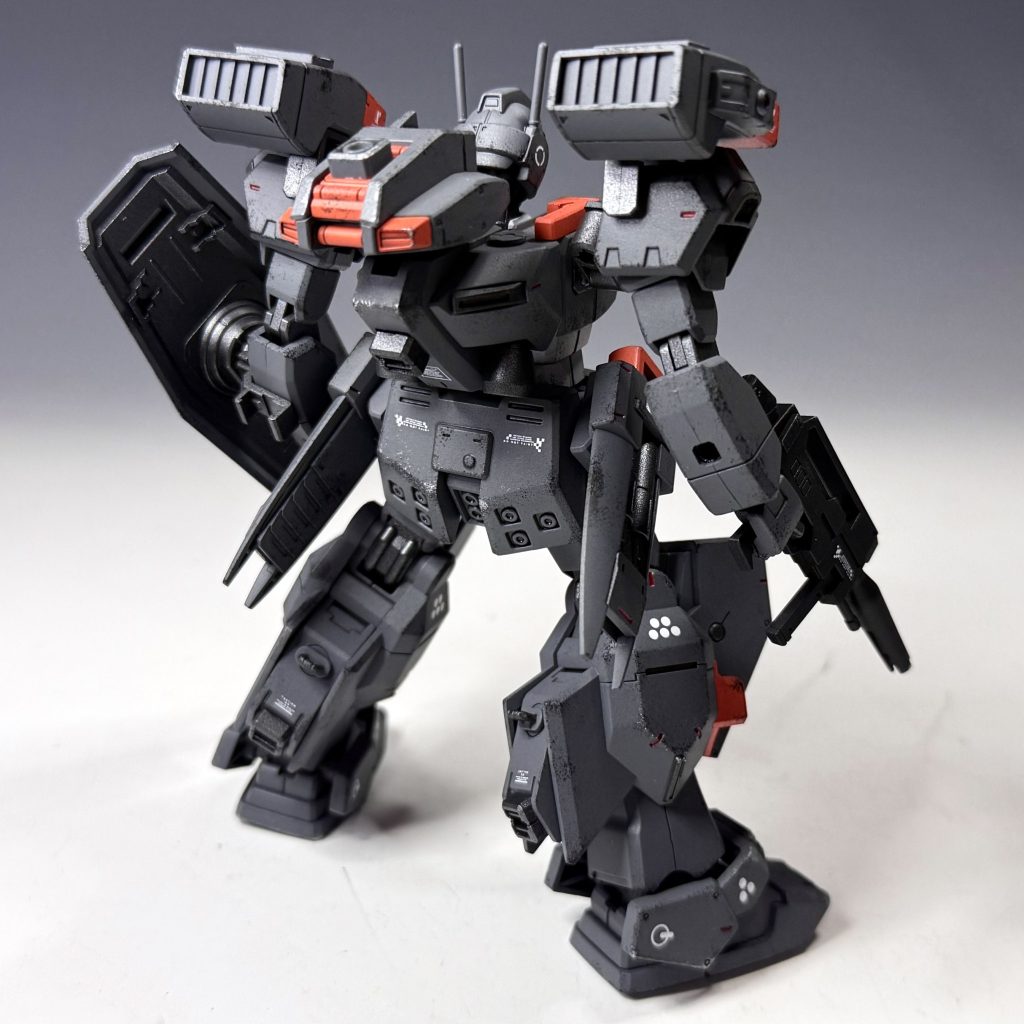 リアビュー。カラーリングはタミヤ缶ジャーマングレーとオレンジを使用し、艶消し後にエナメルブラックでスポンジチッピングを施しました。