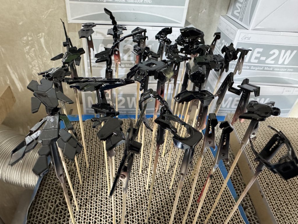 良い感じのテカテカになってます。テラクロームをうすーくうすーく吹いていきます。おぉ!めっちゃキラキラの銀に!テンション爆上がり!!でもそれも束の間…金のクリアを吹くとメチャクチャくらい色に…なんで?!どうやらテラクロームの吹き付け量が足りなかったみたい…本当に8回くらい吹いた方が良いみたいですね。その他パーツが割れたり、メチャクチャでかいゴミが入ったりでいくつかのパーツは塗装を剥がすことに(泣)再度2液ウレタンクリアを吹くのはもう無理ってことで、ボーンペイントのアンダーブラックⅡだけでやったらほぼ遜色ないレベルでいけました。前置きが長くなりましたが、完成したのがこちら。