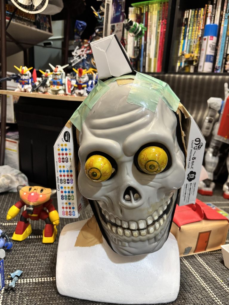 展示会に向けて、ダイソーにあったハロウィンのお面を使って何かを作らないかと考えたのがきっかけでした。紙粘土で何かを作るのは幼稚園ぶりくらいで試行錯誤の連続です苦笑