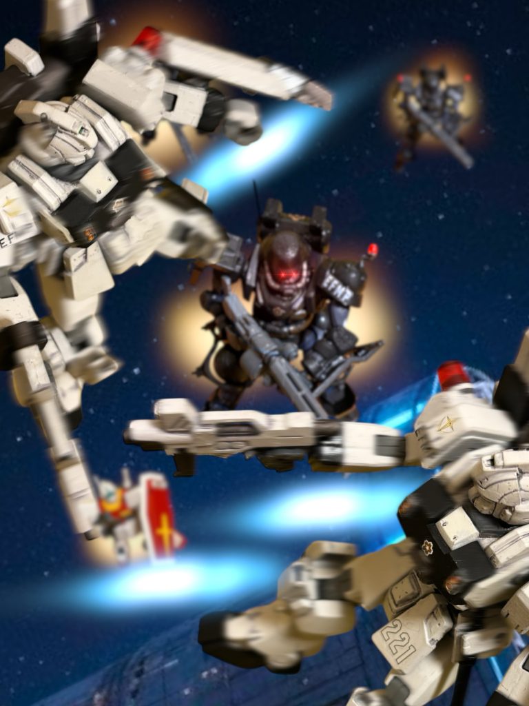 『来た、来た来た!!』 後方から迫る熱源を探知すると、アンナ・ベルクが叫んだ。やはり、素直に逃してはくれない。散開を指示するまでもなく、アンナ機は複雑な軌道を取りながら、ヘント・ミューラーの機体から離れた。 シュトゥルム・ザックが3機と、ジムIIが1機。ジムIIはあと2機いるはずだが、おそらく、ティターンズの方に接収されたのだろう。小心者のハイザックの少佐らしい判断だと、ヘントは思った。「敵には狙撃型がいるはずだ、動きを止めるな!」 ヘントは警告しながら、自身も激しく機体を動かした。 やはり、振り切って終わり、とはいかないらしい。第1部隊の