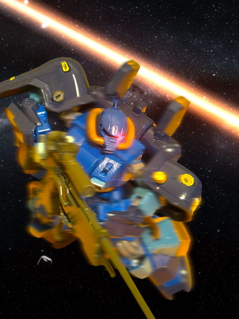 (少佐、お避けしてください!) 頭の中に、聞き慣れた声が響いた。「だから、その言い方は謙譲語だ!!」 叫びながら、ケイン・マーキュリー少佐は機体を大きく右に滑らせた。先ほどまでいたところにビームが走る。(マルコの声だと……!?)かつて、アングラの記事で読んだ。ニュータイプは、宇宙と意識が繋がると言う。宇宙に溶けていった死者の魂とすらも、交信できると言う。ケインが読んだ記事は、新興宗教の教祖じみた、”自称ニュータイプ”の怪しげな男のインタビューだった。 ミノフスキー粒子を媒介した感染症のようなもので、人類の未だ目覚めていない器官が活性化した状態だ、という学者もいる。(”ニュータイプ”を感染つされたか―—気色悪い……!)キョウ・ミヤギや、あの乱入してきた謎の敵機。いずれも、戦闘濃度のミノフスキー粒子の中で、異常なプレッシャーを振りまいていた。そのせいか。なりたくもない”ニュータイプ”に、自分も目覚めつつあるのか。(だが、ならば——) 熱源が迫るのを告げる表示を見ながら、ケインは内省する。「——なぜ、当たらん!!」 スコープには、まるでガンダムのようなふざけた頭を乗せた、青と白の機体が確かに映っている。キョウ・ミヤギの機体に違いない。なぜか、分かってしまう。(少佐、止まっていては!!)「うるさいぞ!!」頭に響くマルコの声に悪態を告げながらも、ケインは機体を滑らせ、射撃を続ける。キョウ・ミヤギも応戦するが、ケインはそれをかわしてみせた。「行け!全機で囲め!!」自身は機体を後退させながら、随伴してきたジムをけしかける。(何としても——!) このサイド5の混乱の元凶は、アイツだ——忌むべき異端者、”ニュータイプ”の、キョウ・ミヤギ。(わたしの手で——!)息の根を、止めてやる。ケインは、その胸に殺意を燃やした。◼️◼️◼️◼️◼️◼️◼️◼️◼️◼️◼️◼️◼️◼️◼️