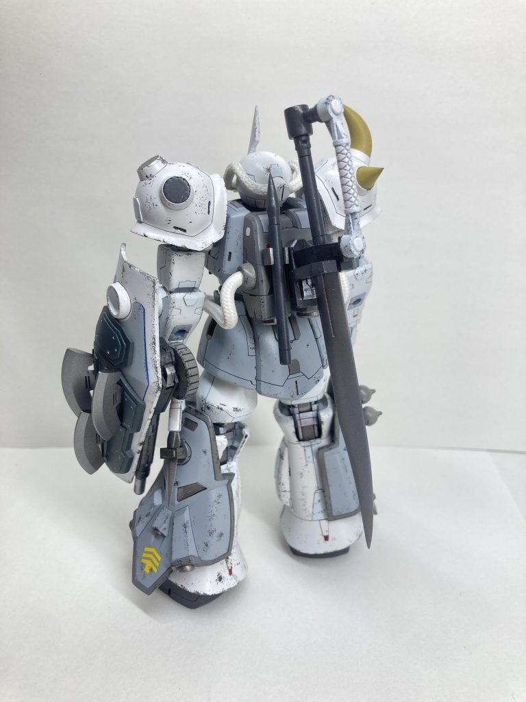 脚に追加スラスターを装着したり、シールドに追加装甲等を付けたりして、連邦のMSとやり合うといった感じです。