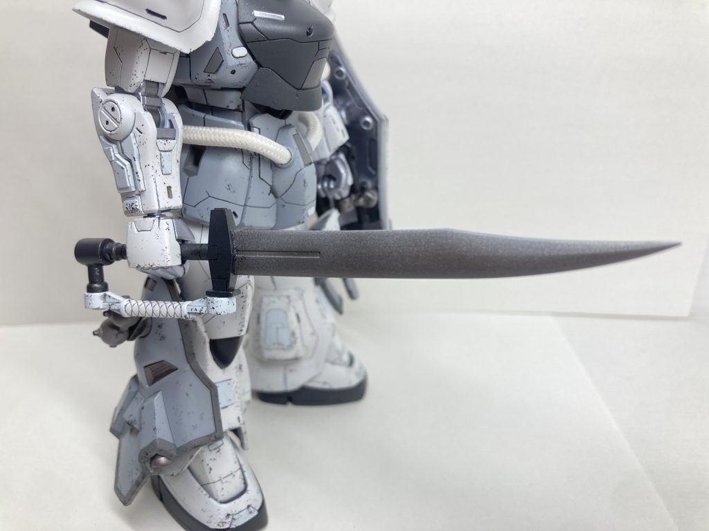 メインのヒートサーベルは、他のMSが使用していた破損中のヒートサーベルを、手持ちのジャンクパーツで柄を再生し、刀身も元に近いところまで修復風にしてみました。グフカスタムのヒートサーベルを持ってなかったので、ガンプラキャンペーンのヒートサーベルをベースにそこら辺のジャンクで制作しています。