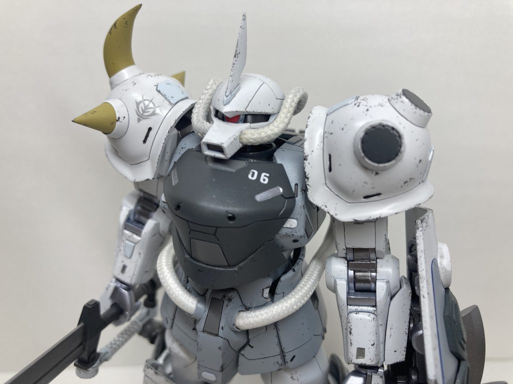 胸部には、他のMS用の追加装甲を取り付けて、重要部の堅牢性を向上させてる風にしてみました。マンロディの胸部パーツがいい感じに胸を盛れそうだったので、裏側を削り、細部を調整して取り付けました。