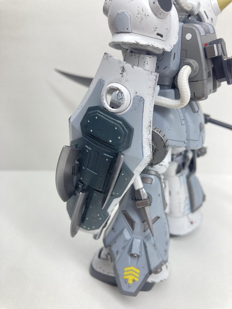 グフのシールドでは、ビームサーベルの斬撃を防げないので、表面の追加装甲で対弾性を上げつつ破損したヒートホークの刀身×3を表面に取り付け、赤熱化させた刀身でビームサーベルを受け止め、斬撃を無理矢理防ぐといった感じにしてみました。(そのために、前腕のフレームを左右交換し、ヒートロッドのユニットを流用させてます。)こちらも、ジム系のシールド表面パーツを加工しつつ、ヒートホークの刀身部を埋め込んでます、