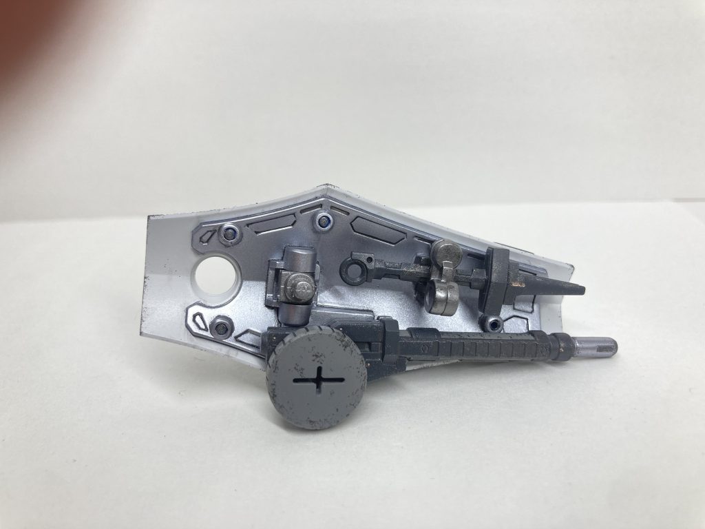 フィンガーバルカンは使いづらく威力もひくいので、左手は通常のマニピュレータにして、シールド裏に陸上戦艦等の機関砲を流用した機関砲を付けて、グフカスのガトリング程ではなくとも射撃戦も可能な風にし、摩訶不思議ヒートサーベルも向きを変えて裏側にマウント可能にしています。機関砲は境界戦機のライフルをベースにしています。