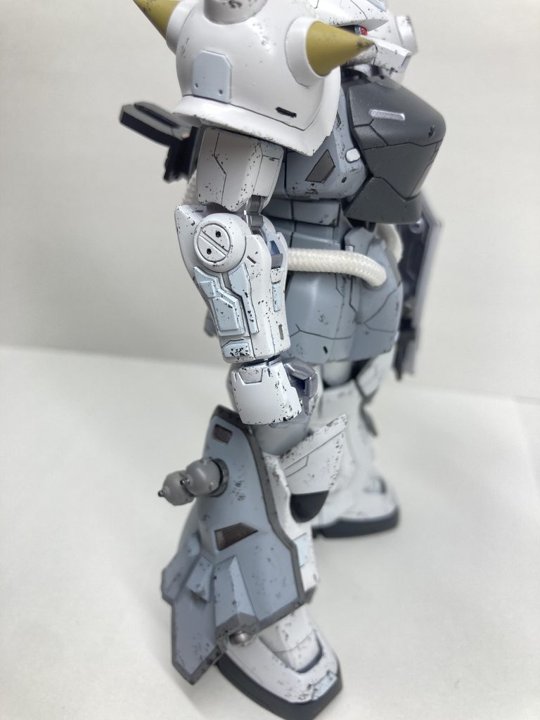 右腕前腕は、左腕前腕のフレームと交換したためヒートロッドは無くなりただの腕となりました。一応、外側に少しでも対弾性を上げれたらとプラ板で追加装甲を貼り付けてます。