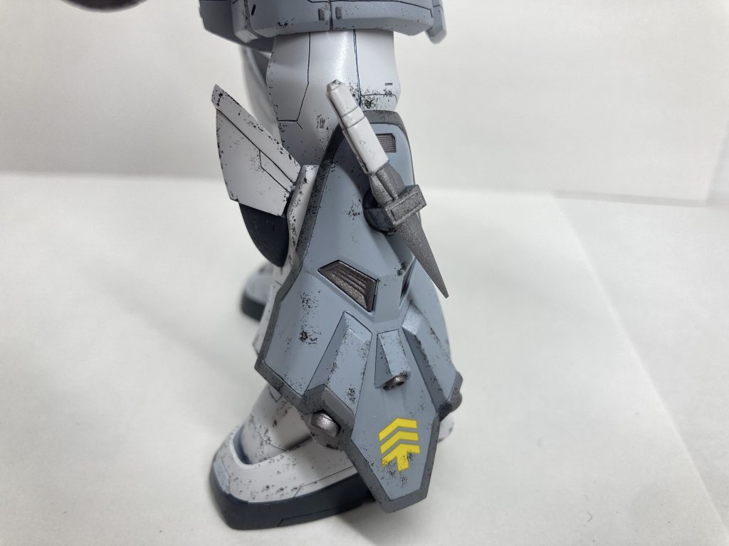 脚には、そんな物ジャンクであるはず無いだろうと思われる、試作MSの予備パーツを流用して取り付け、機動性と対弾性を向上させました。左右にそれぞれ、手榴弾とナイフを装備させてみました。 イフリートナハトの過剰パーツに、レジン複製したイフリート改のスラスターパーツを取り付け、その他ハイドロボンブや、SEED系のジャンク等で武装を作りました。