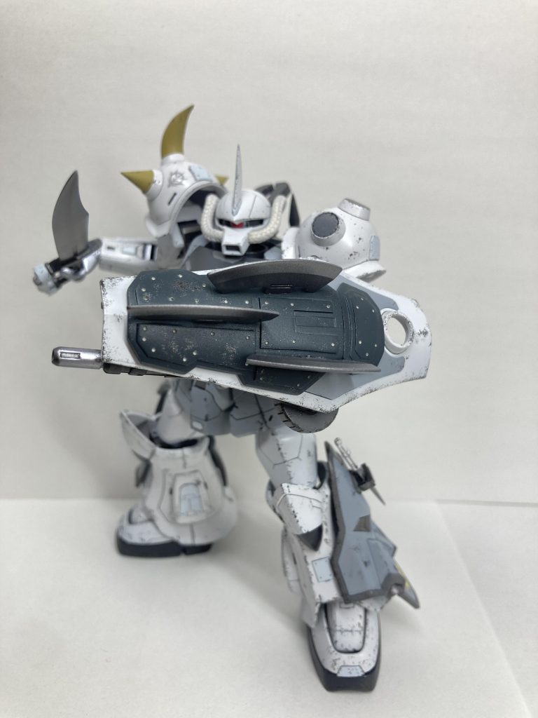 ジムに斬りかかられた時はこんな風にシールドで強引に防ぎながら闘うといった感じになるだろいなというイメージから、ヒートホークの刃を付けました。