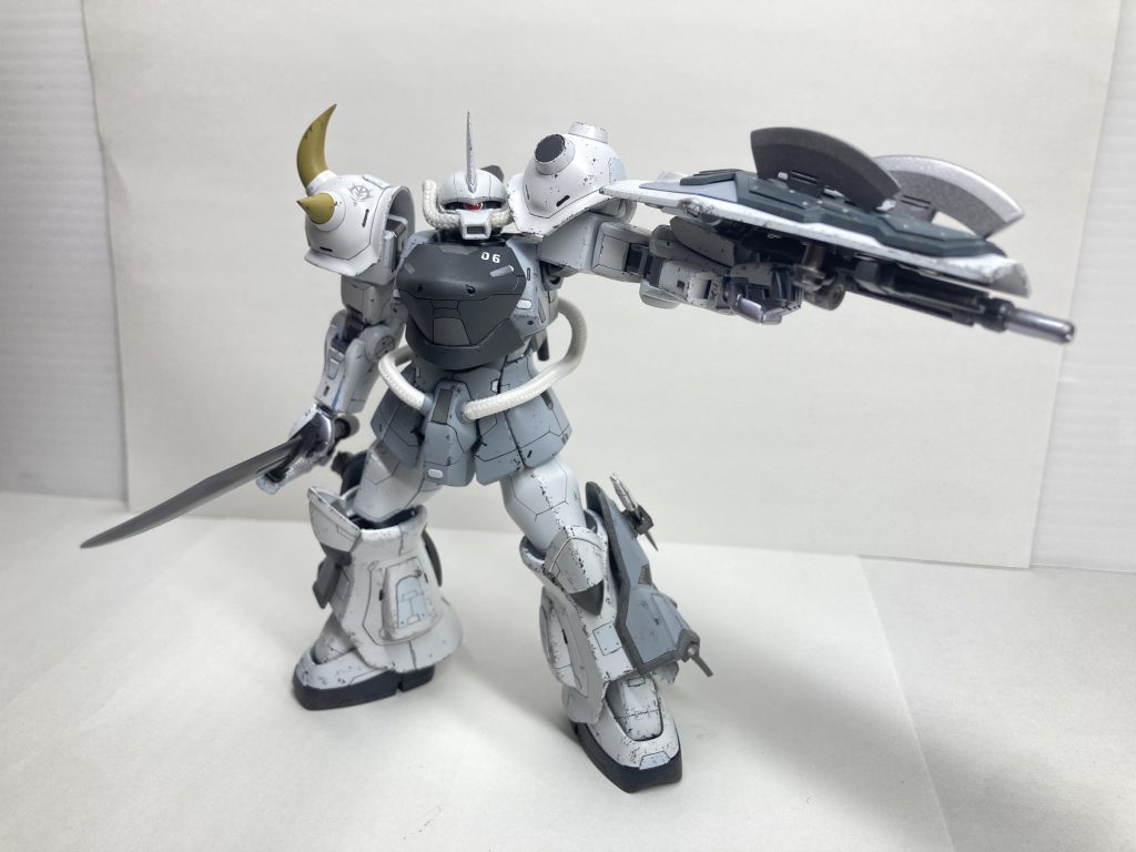 シールドを構えて射撃みたいな。グフカスみたいにカッコいいポージングしたいのですが、腰の動力パイプを見た目重視にしたせいでほぼ左右に振れない&曲がらないためポージングが微妙に…。更に、シールドも重くて腕が綺麗に真っ直ぐ出来ません…。(こんなところはグフカスの真似しなくていいのに)