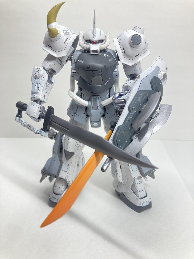 シールド裏のヒートサーベルはマウント位置にこだわり、シールド裏から直接起動して不意打ちな斬撃や二刀流風に出来るようにしてみました。刀身も何度も使われた風にしたいので、先端をカットして短くして先端を少し丸くしています。(一応グラデーションしているがほぼ分からない…)